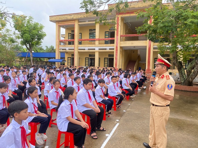 Công an xã Lạc Phượng phối hợp tuyên truyền, giáo dục pháp luật về ATGT, PCCC tại Trường THCS Cộng Lạc
